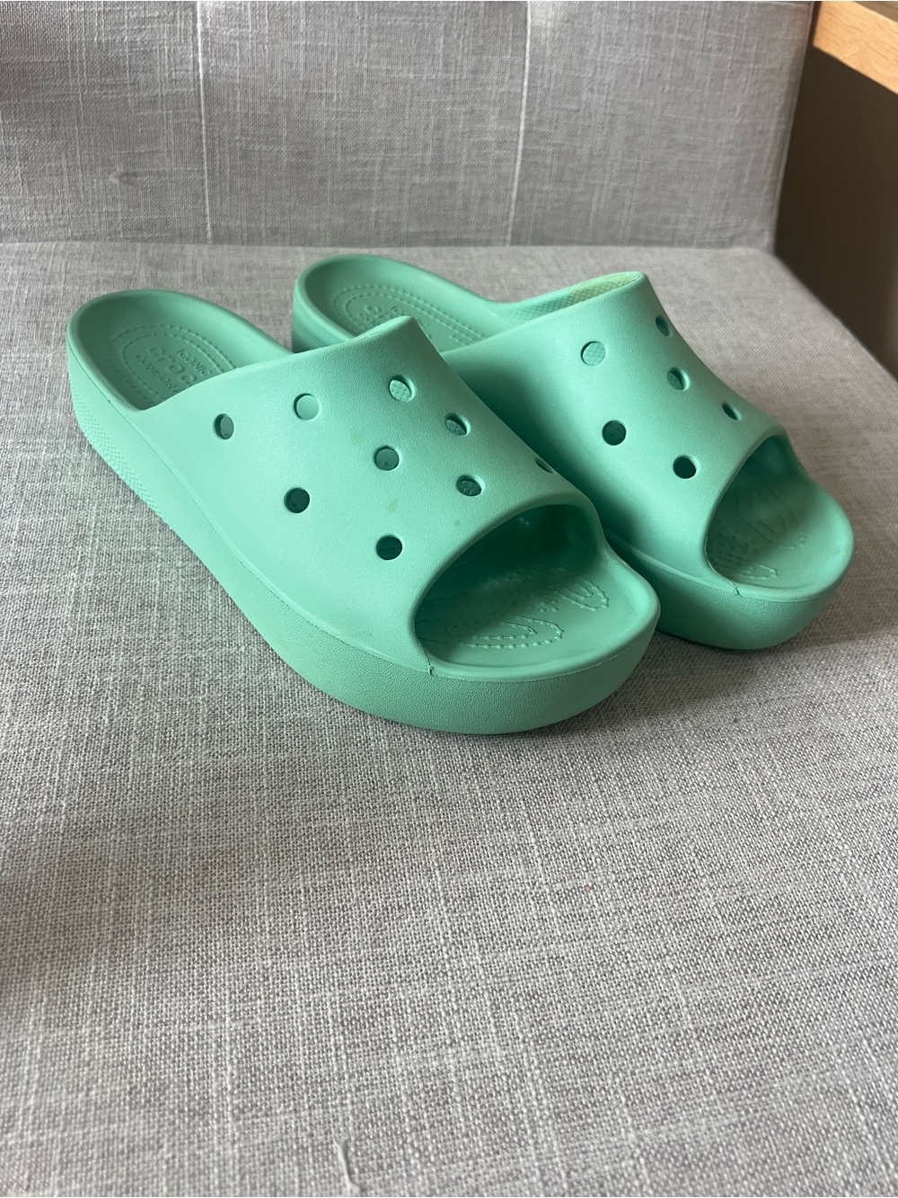 CROCS Mint Green Slide Sandals, women’s 9, casual outdoors active